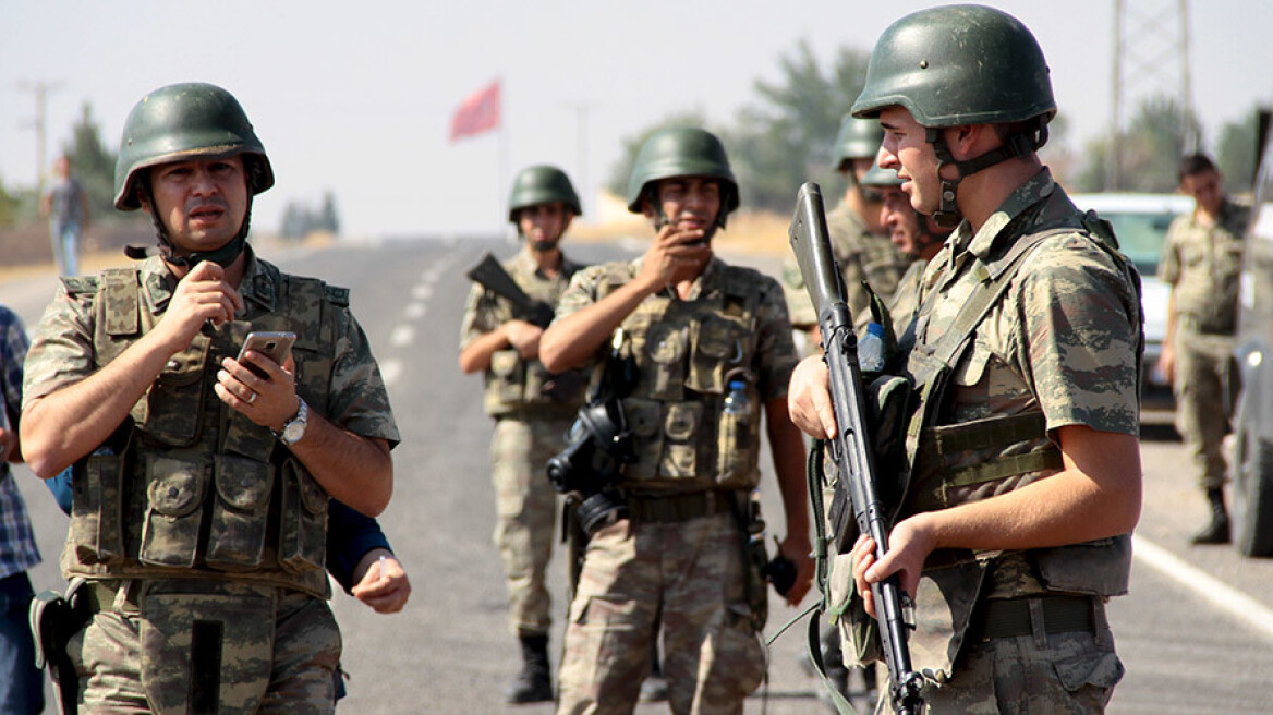 Τούρκοι στρατιώτες εκπαιδεύουν ιρακινά στρατεύματα στη Μοσούλη